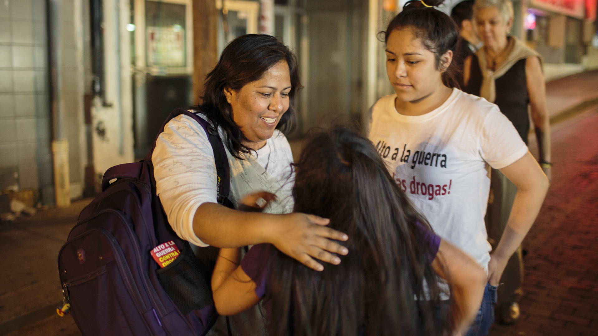 mexican-woman-crosses-border-with-u-s-citizen-children-to-reunite