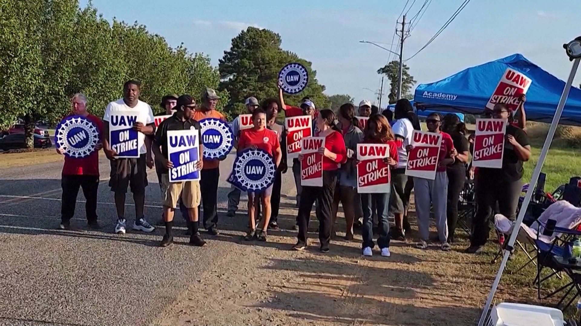 Les travailleurs de l’automobile de l’Alabama sont en grève alors que l’UAW se prépare à étendre sa grève contre les trois principaux constructeurs automobiles américains.