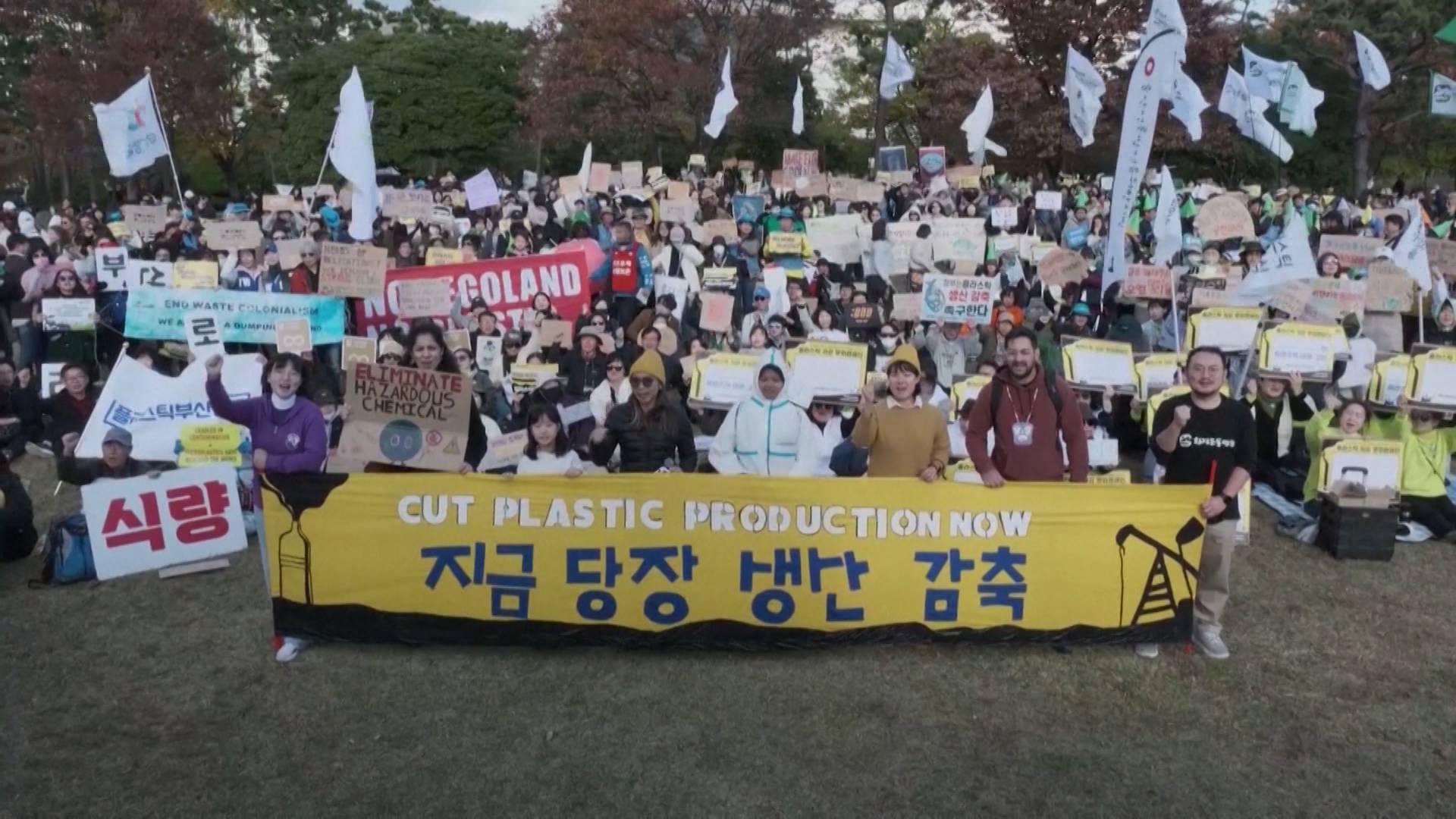 Unas 1.500 personas marchan en Corea del Sur en el inicio de las negociaciones  por un tratado mundial contra la contaminación por plásticos | Democracy  Now!