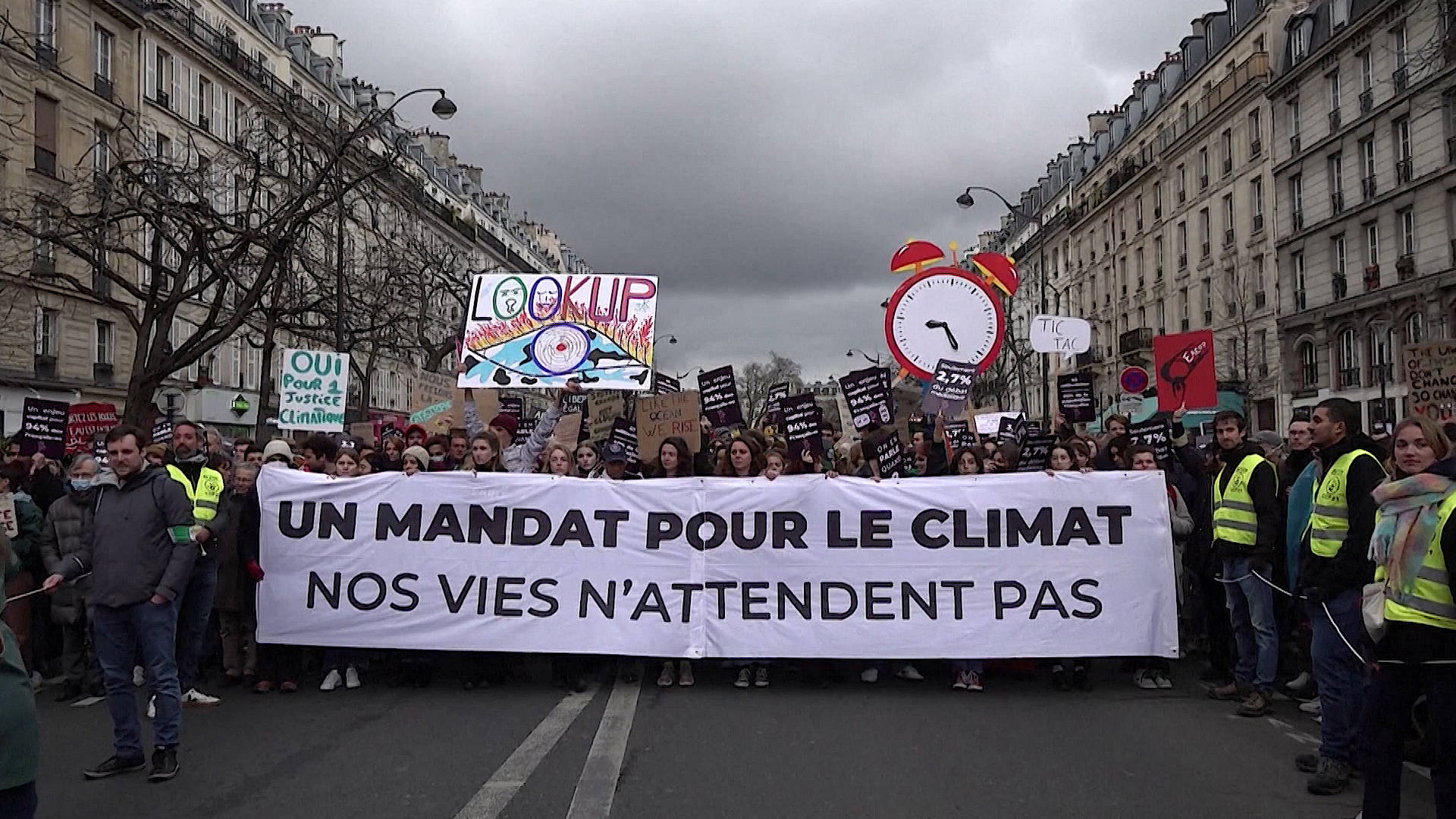 Parisians Call for Presidential Candidates to Prioritize Climate, Eliminate Fossil Fuel Dependence