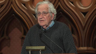 guest-chomsky-lectern1.jpg